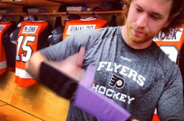 G tape son bâton avec du ruban de lavande pendant que les #Flyers organisent leur #HockeyFights ...