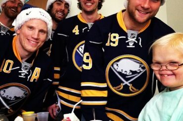 Les @buffalosabres embrassent les #HockeyHolidays lors d'une visite au Women and C ...