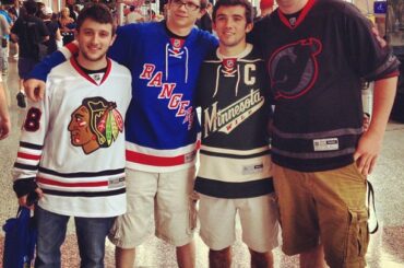 C’est uniquement à #NHLDraft que vous verrez ces nombreux maillots d’équipe ....