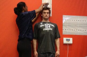 Les tests sont en cours au Combine 2013 de la LNH. Jonathan Drouin obtient ses mesures ...