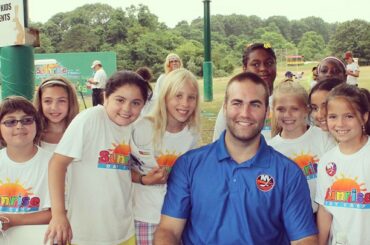 C'est une bonne journée au Sunrise Day Camp quand #Isles Joe Finley s'arrête ....