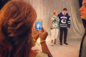 Photos sur les photos. Voici la fière maman de @VanCanucks Bo Horvat prenant une photo de lui ...