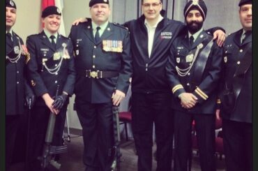 Bienvenue au Parti du drapeau des Forces armées canadiennes composé de membres de la ...