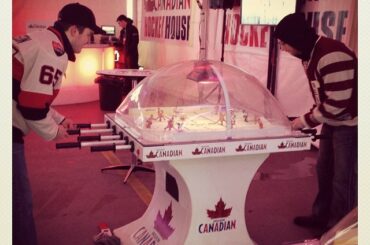Tout est amusant et jeux à la maison de hockey @mymolsoncanadian au #HeritageCla ...