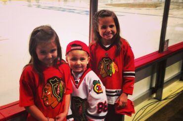 Tu dois les commencer jeunes, tu te souviens de ton premier match dans la LNH? #CHIvsLAK ...