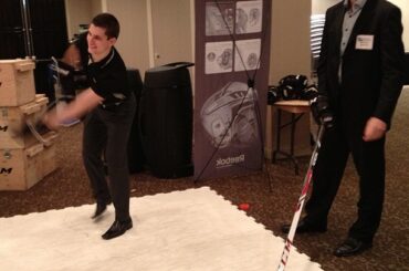 Essais de brindilles et d’autres équipements à la LNH Combinez dans le magasin Reebok / @ CCMHockey ...