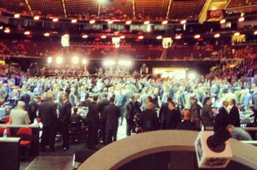 Vue depuis le podium. Quel prospect #NHLDraft sera le premier à être appelé ...