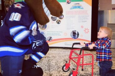 Grand coup de Mick E. Moose et son petit copain de #NHLJets au Rehabiltation C ...