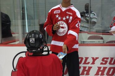 Darnell Nurse signe des autographes pour les enfants de la clinique pour prospects. #NHLDraft ...