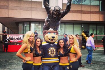 Un peu moins d’une heure avant que #PITvsBOS prenne la glace! Mais d'abord une photo obligatoire est ...