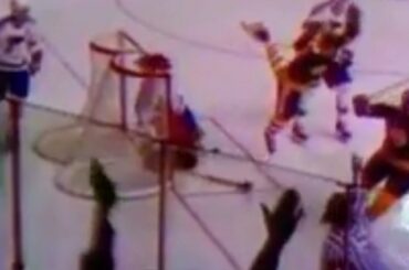 Pourquoi ne pas taper deux fois pour souhaiter à ce gars un joyeux anniversaire aujourd'hui? #BobbyOrr ...