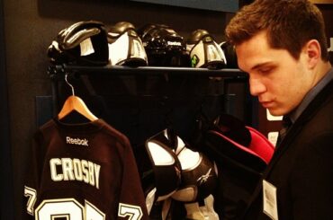 Bo Horvat vérifie l'équipement de Sidney Crosby. "Je pense que c'est un joueur vraiment spécial ...