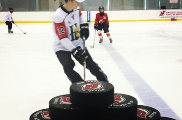 Nathan MacKinnon travaille sur des exercices d'arrêt avec des jeunes de la région. #NHLDraft ...