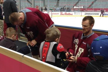 L’équipage de Sedin les a recrutés pour le skate de la famille @canucks. #HeritageClassic ...