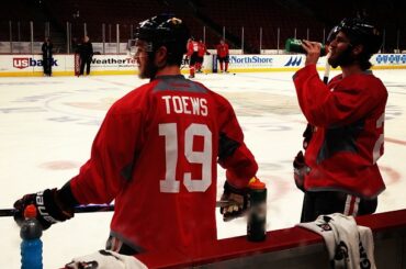 Es-tu prêt? Le capitaine Jonathan Toews et les #Blackhawks se préparent pour Gam ...