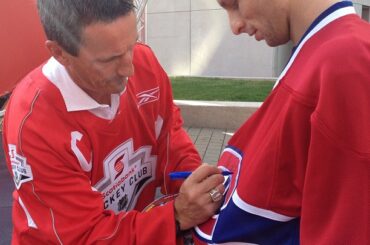 L'ancien capitaine de @CanadiensMTL, Guy Carbonneau, signe pour les fans chanceux à Montréal. ...