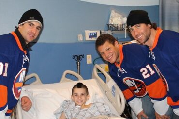 Regardez qui nous avons surpris en train de propager la joie de #HockeyHolidays à Long Island chez ...