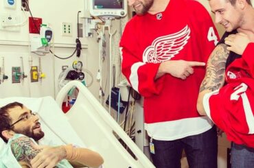 Jakub Kindl et Tomas Tatar se réjouissent des vacances et comparent l'encre avec un ...