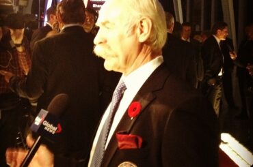 Rien de tel qu'une observation de Lanny McDonald dans # Movemer. Il frappe le tapis rouge à #H ...