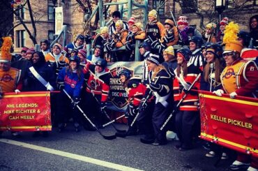 L'équipe #thanksgivingshowdown de Discover NHL est prête à partir! #MacysParade ...