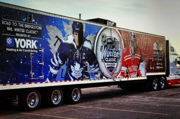 Conduisez prudemment, cargaison précieuse à bord.

Le camion à glace #WinterClassic présenté par ...