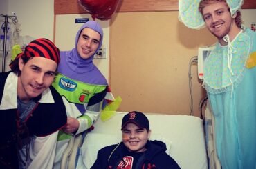 Les enfants de l'hôpital pour enfants de Boston ont reçu une visite spéciale de #HockeyHalloween ...