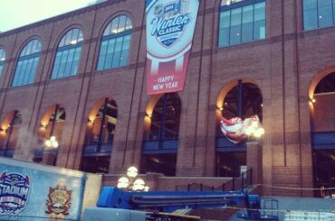 La première bannière est en place et les choses deviennent réelles à #TheBigHouse. #WinterClas ...