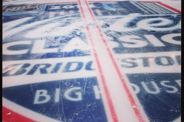 1 jour (!!) jusqu'à ce que la rondelle tombe ici sur le centre de la glace lors du match 2014 de Bridgestone LNH ...