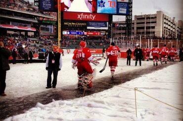 Voici les anciens élèves @detroitredwings pour le jeu 2. #AlumniShowdown #HockeytownWin ...