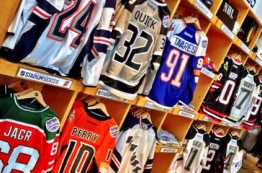 Qui veut un maillot #StadiumSeries? Toutes les équipes disponibles au #NHLStore à New York ....