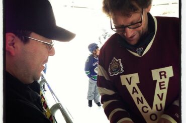 Ce moment où ce fan a reçu l'autographe de Jyrki Lumme, alcan de @canucks, au #Heri ...