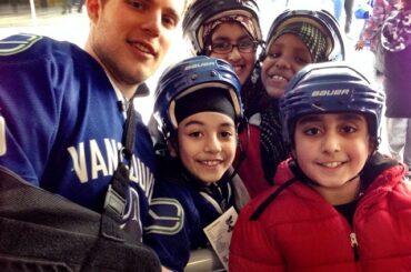 @canucks Mike Santorelli partage un sourire avec de jeunes fans. #HeritageClassic ...