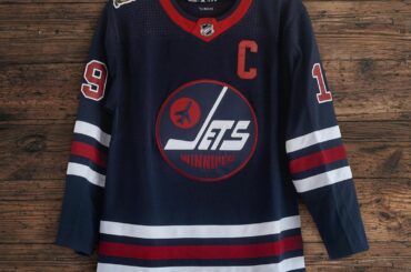 Préparez-vous au décollage! Les maillots @adidashockey x @nhljets #HeritageClassic sont ...