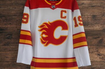 @adidashockey apporte le avec ces maillots #nhlflames #HeritageClassic! ...