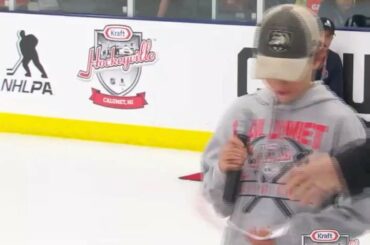 Au @krafthockeyvilleusa, les élèves de 6e année posent les questions difficiles. #hockeyvilleusa ...