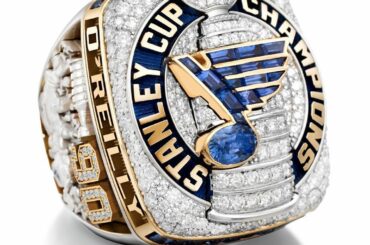 Les bagues de champion @stlouisblues #StanleyCup ne pourraient être plus parfaites! ...