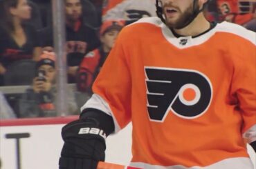 Shayne Gostisbehere et le @philadelphiaflye sont les joueurs qui changent de sac et qui sautent.