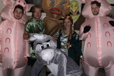 Shrek 5: Le retour des @canucks. #HockeyHalloween (@_eliaspettersson) ...