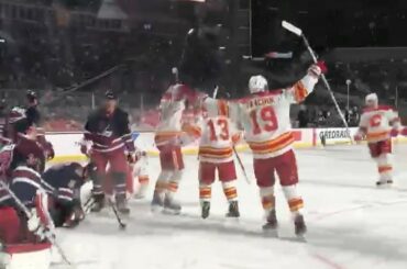 Et c'est parti!

Les @nhlflames frappent d’abord aux @timhortons #HeritageClassic ....
