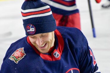 C’est une belle soirée pour du hockey en plein air à Regina. #HeritageClassic ...