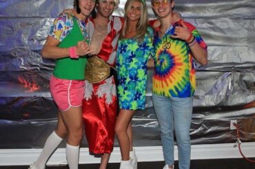 Jack Hughes et les @njdevils ont l'air groovy. #HockeyHalloween (@jackhughes _) ...