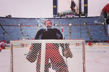 Jimmy Howard et les @detroitredwings ont pris le contrôle de The Big House. #wintercla ...