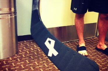 Le bâton de Vern Fiddler ce soir pour le moment où les #Stars organisent leur #HockeyFightsCancer ...