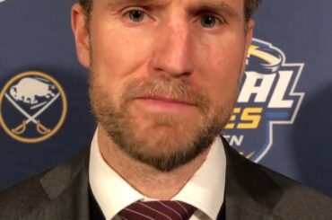 Niklas Kronwall a eu l'occasion de laisser tomber la rondelle et d'attraper une foule irréelle ici à Stockho ...