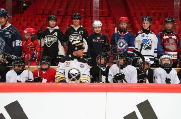 Une de ces choses ne ressemble pas aux autres ... #NHLGlobalSeries ...