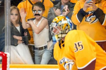 Ne les arrêtez pas maintenant, ils passent un si bon moment. #HockeyHalloween ...