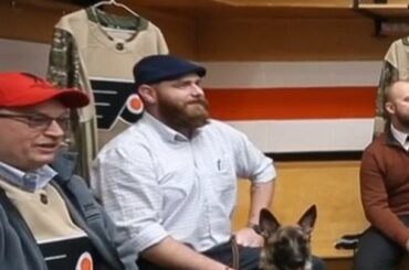 L'équipe de hockey des Philadelphia Flyers Warrior est dédiée et composée d'inj ...