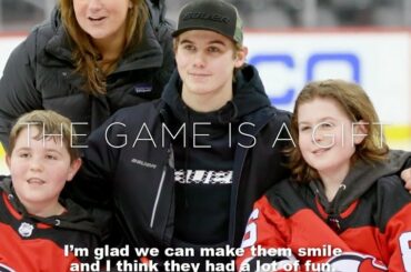 Jack Hughes (@jackhughes_) a donné à deux fans de @njdevils une surprise de vacances qu'ils ch ...