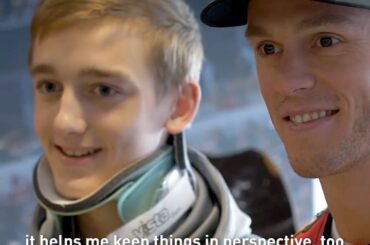 Patrick Kane et Jonathan Toews ont livré une surprise des Fêtes à un jeune de Chicago ...