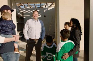 Ben Bishop rend visite à deux jeunes gardiens de but dont la maison a été décimée par une tornade au ...